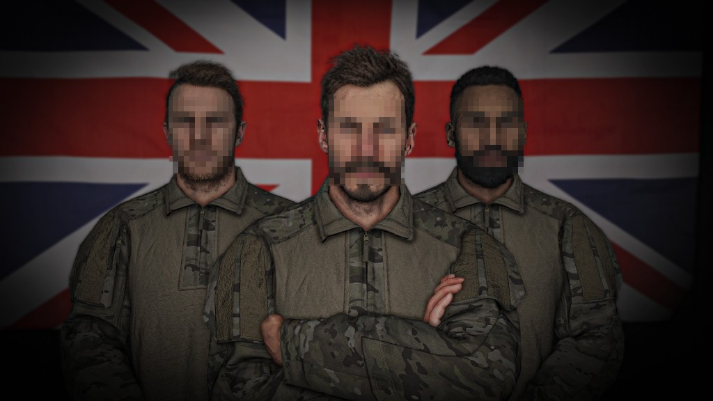 Üç operatör, Union Jack bayrağının önünde duruyor